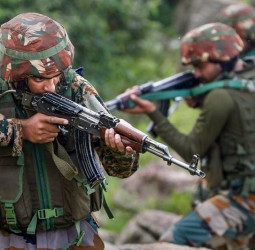 कठुआ में आतंकवादियों के साथ मुठभेड़ में जम्मू-कश्मीर पुलिस के हेड कॉन्स्टेबल शहीद, 2 अधिकारी घायल।