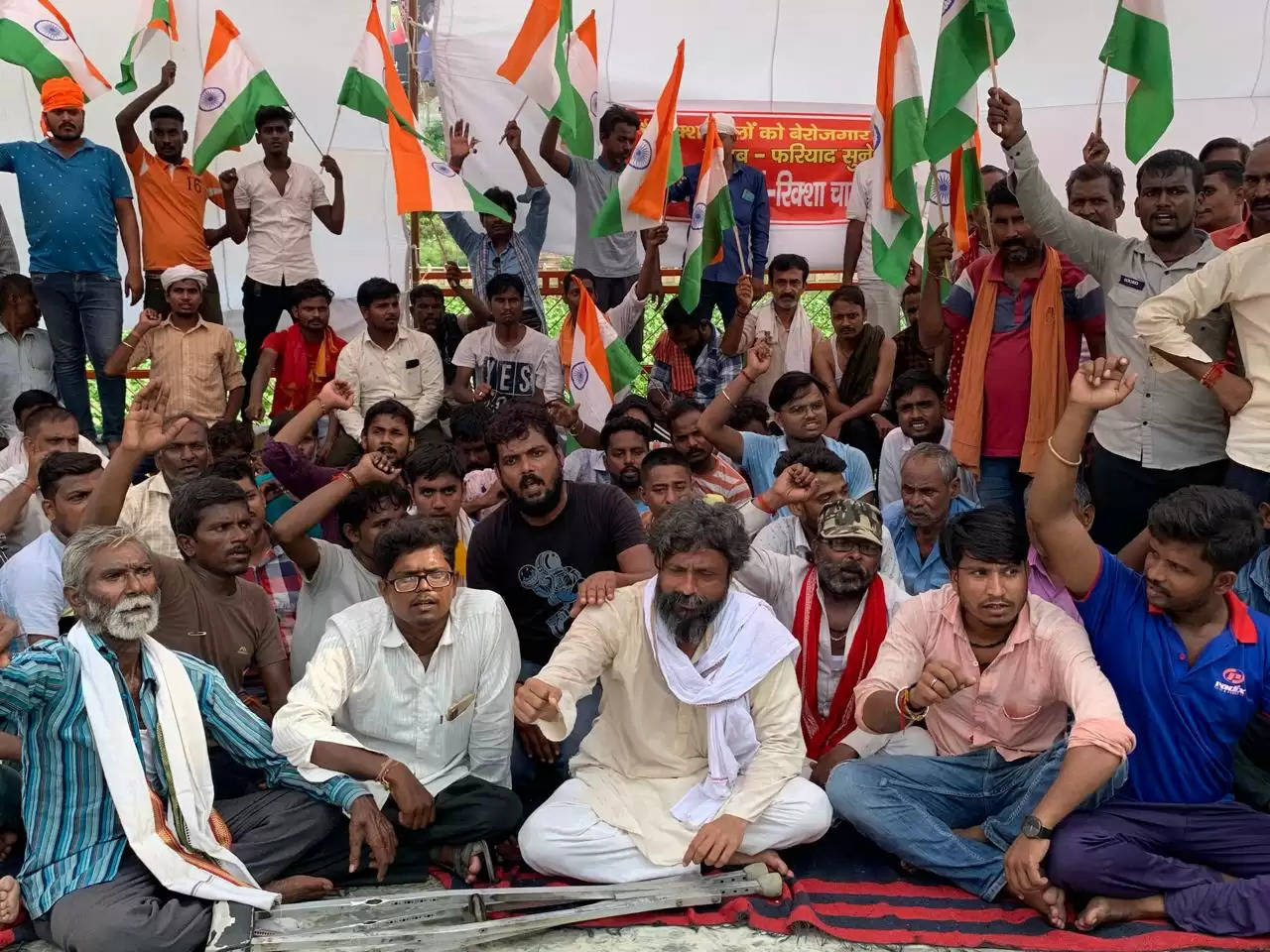 वाराणसी में ई-रिक्शा चालकों ने बार कोड प्रणाली के खिलाफ किया प्रदर्शन, पढ़िए किस मांगो को लेकर अनिश्चितकालीन धरने पर बैठे हैं चालक?