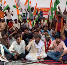 वाराणसी में ई-रिक्शा चालकों ने बार कोड प्रणाली के खिलाफ किया प्रदर्शन, पढ़िए किस मांगो को लेकर अनिश्चितकालीन धरने पर बैठे हैं चालक?