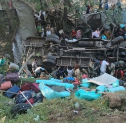 कश्मीर के बडगाम में बड़ा हादसा : BSF जवानों को ले जा रही बस खाई में गिरी, 3 की मौत।