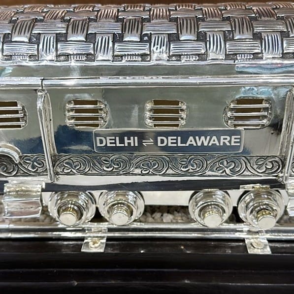 पीएम मोदी का खास उपहार: बाइडेन को गिफ्ट की चांदी की ट्रेन, फर्स्ट लेडी जिल को भेंट किए पशमीना शॉल।