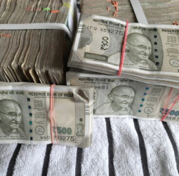 महाराष्ट्र: भंडारा में 'ड्राई क्लीनिंग' की दुकान से 5 करोड़ रुपये बरामद, बैंक मैनेजर समेत 9 हिरासत में!