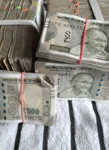 महाराष्ट्र: भंडारा में 'ड्राई क्लीनिंग' की दुकान से 5 करोड़ रुपये बरामद, बैंक मैनेजर समेत 9 हिरासत में!