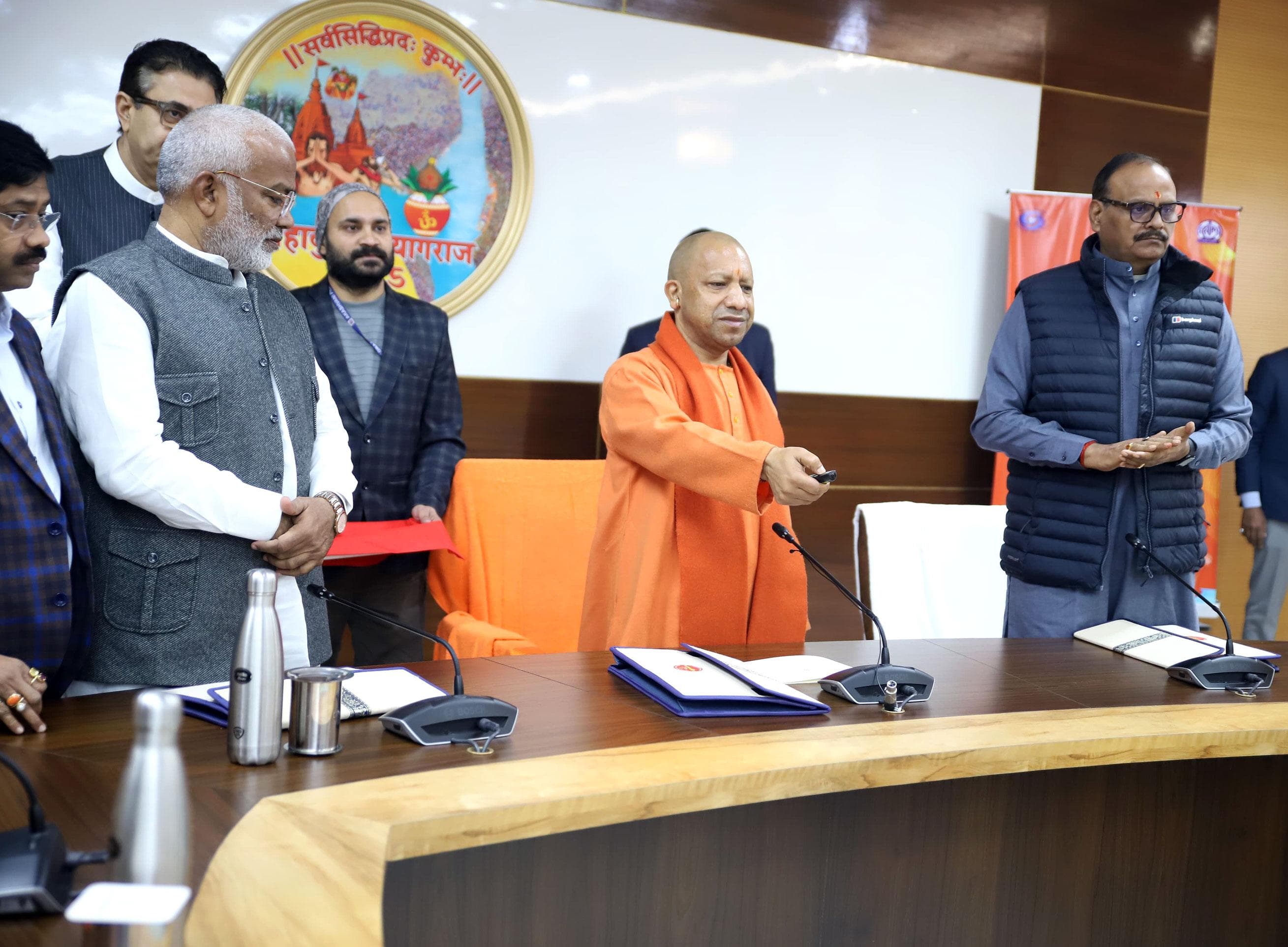 महाकुंभ की तैयारियों का जायजा लेने पहुंचे सीएम योगी, FM रेडियो और मां की रसोई का किया शुभारंभ।