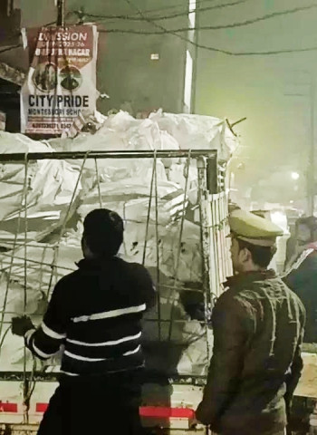 वाराणसी पुलिस का बड़ा एक्शन: डेढ़ करोड़ का 150 कुंतल चाइनीज मांझा बरामद, 4 गिरफ्तार!