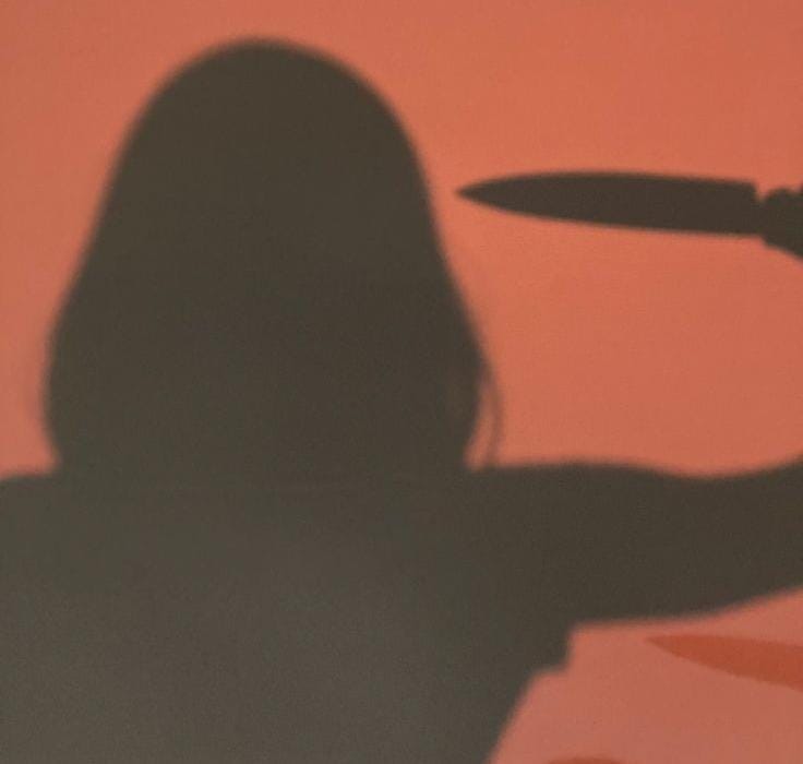 पति का गला घोंटा, पत्थर से कुचला चेहरा, फिर शव को दो हिस्सो में काटा... पत्नी का कबूलनामा सुन हिल गई पुलिस।