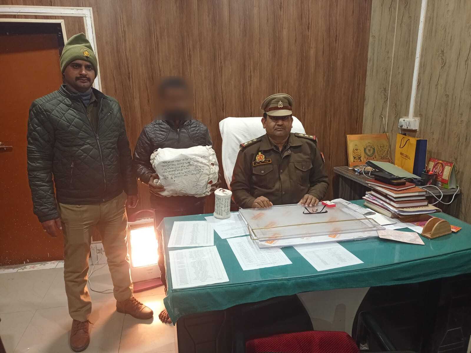 वाराणसी : पान की दुकान की आड़ में चाइनीज मांझा बेचने वाला गिरफ्तार, 4.5 किलो प्रतिबंधित मांझा बरामद!