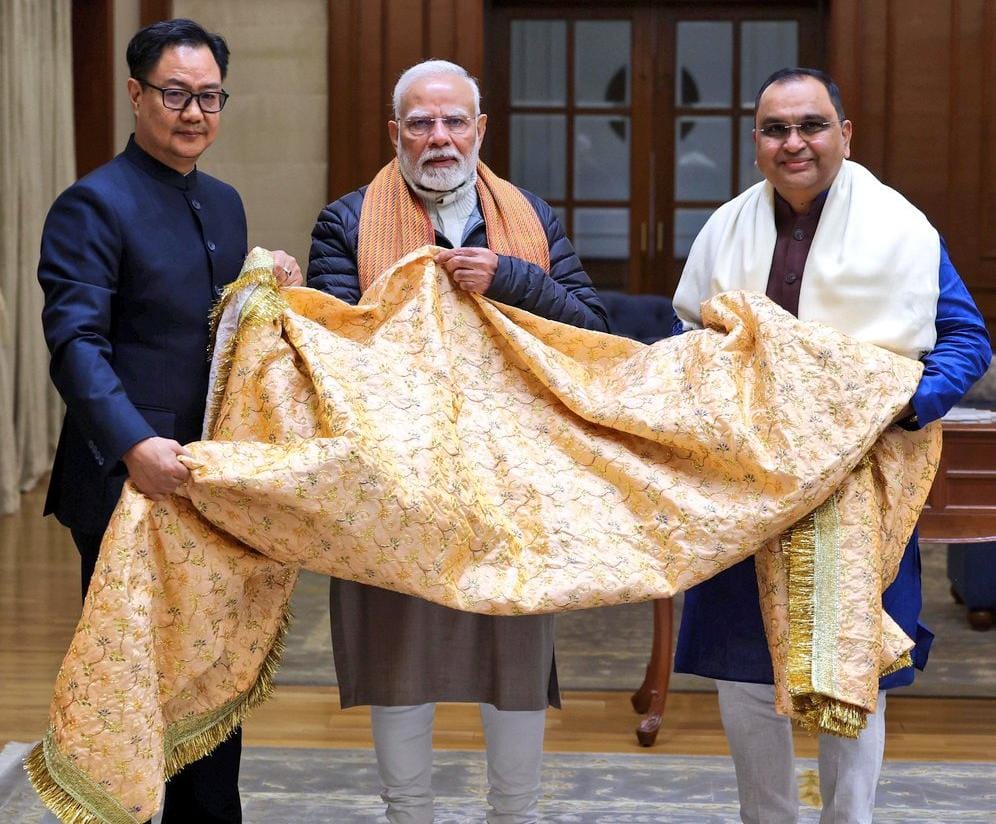 पीएम मोदी ने ख्वाजा मोइनुद्दीन चिश्ती के 813वें उर्स पर भेजी खास चादर, जानिए इस परंपरा के महत्व और विवाद।