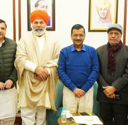 अरविंद केजरीवाल और राकेश टिकैत के बीच हुई अहम बैठक, पढ़िए- किन मुद्दों पर हुई चर्चा।