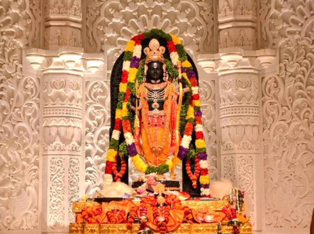 Ayodhya News : नये साल के पहले दिन अयोध्या में उमड़ा भक्तों का सैलाब, 2 लाख लोगों ने किए रामलला के दर्शन।