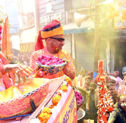 यूपी: सीएम ने की गोरखनाथ मंदिर में पूजा-अर्चना कर खेली होली, बोले- ये मतभेदों को खत्म करने का आयोजन।