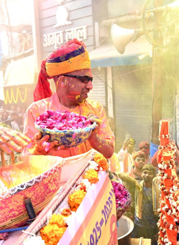 यूपी: सीएम ने की गोरखनाथ मंदिर में पूजा-अर्चना कर खेली होली, बोले- ये मतभेदों को खत्म करने का आयोजन।