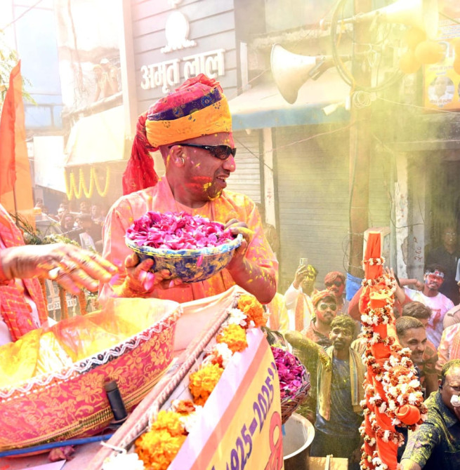 यूपी: सीएम ने की गोरखनाथ मंदिर में पूजा-अर्चना कर खेली होली, बोले- ये मतभेदों को खत्म करने का आयोजन।