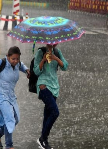 यूपी: प्रदेश के मौसम में आज से होगा यू-टर्न, हवाओं के साथ होगी बारिश; इन जिलों में ओले गिरने की चेतावनी जारी।