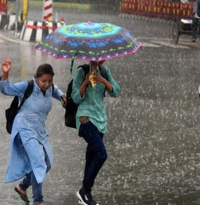 यूपी: प्रदेश के मौसम में आज से होगा यू-टर्न, हवाओं के साथ होगी बारिश; इन जिलों में ओले गिरने की चेतावनी जारी।