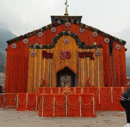 Darshan in Kedarnath : केदारनाथ यात्रा 2026: दर्शन मुफ्त, लेकिन हेलिकॉप्टर और पूजा शुल्क हुआ महंगा॥