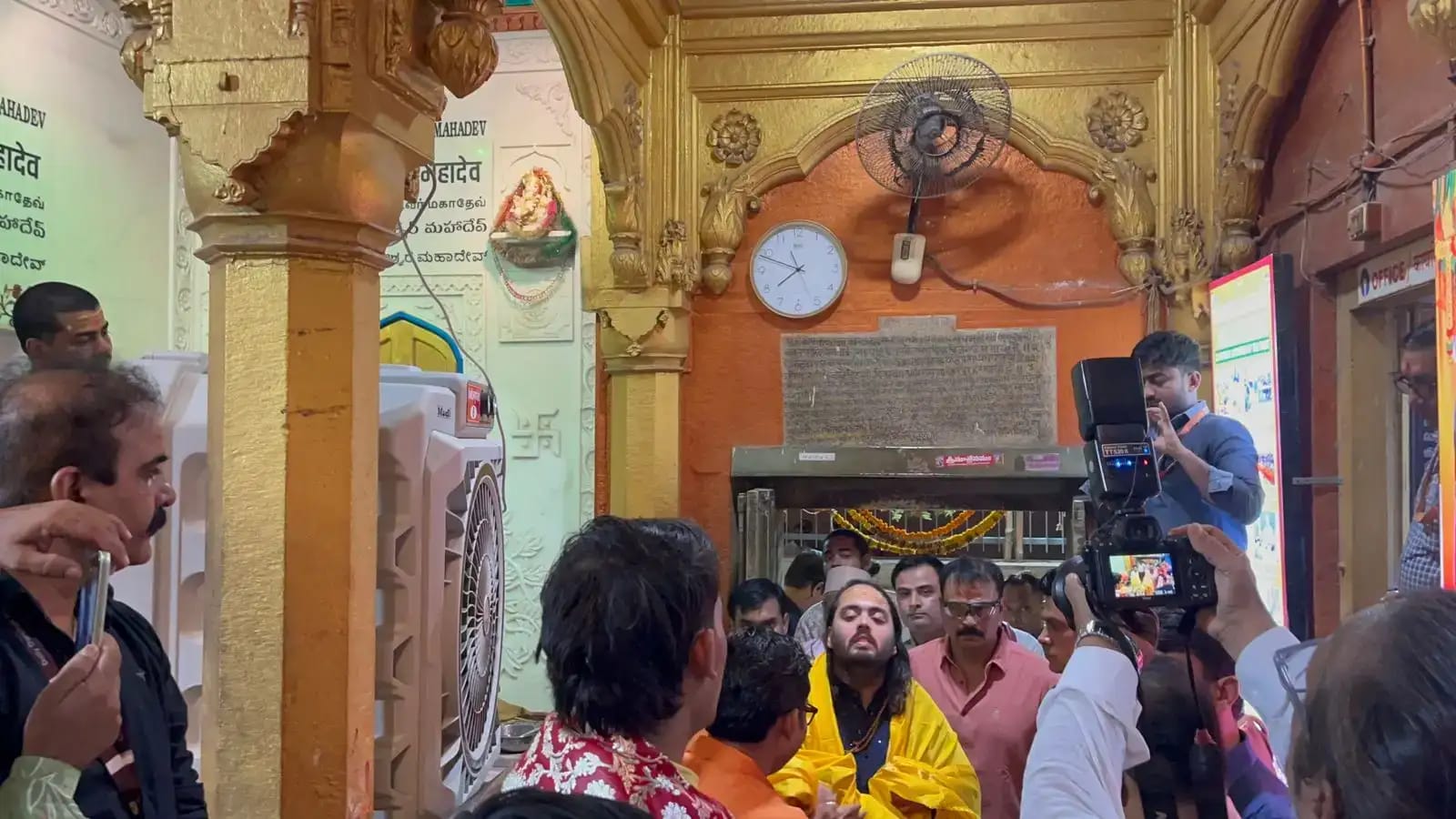 भोले की भक्ति में डूबे अनंत अंबानी: काशी विश्वनाथ धाम, कालभैरव में किए दर्शन।
